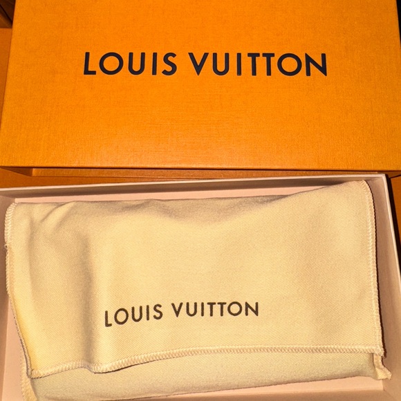 Louis Vuitton's Zippy Organizer Wallet - Picture 2 of 12